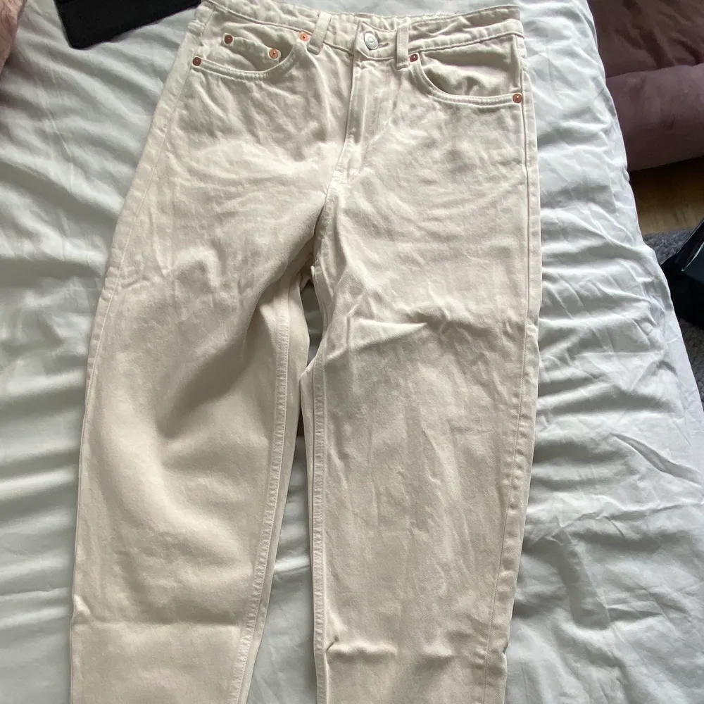 Beiga raka high waist jeans från Weekday i storlek Waist 26 Längd 28 i fint skick!. Jeans & Byxor.