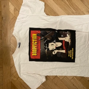 T-shirt med tryck  - Creme vit T-shirt med Betty Bo tryck på framsidan. Är i storlek S men ör stor i storleken, lite oversized. 