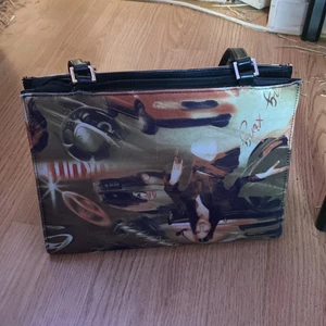 Y2K handväska  - Köpt 1 år sen för 300kr kommer inte ihåg från vart. Tar bara Swish och kom privat för mitt nummer och frakt priset