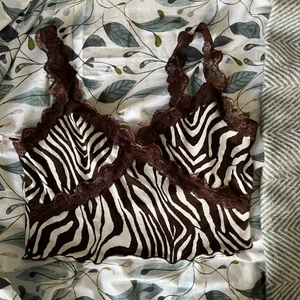 Topp - En zebra randig topp i storlek S