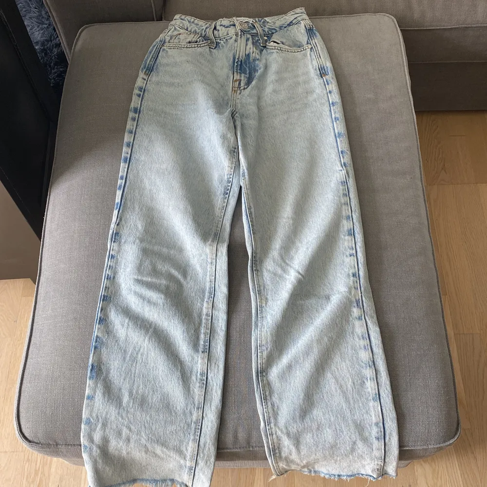 Ett par mid waist snygga jeans från Zara i storlek 32, använd ett fåtal gånger. Tryck ej på köp nu . Jeans & Byxor.