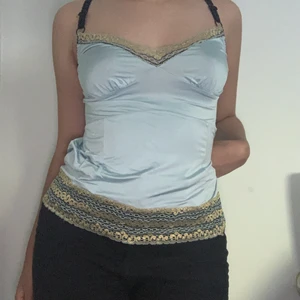 Vintage lingerie linne 💋 - Vintage lingerie linne i storlek S. Fint skick förutom en liten defekt i ”spetsen”. Justerbara band. 