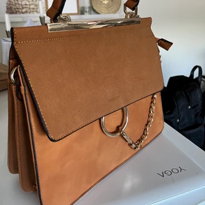 Väska i äkta skinn  - Säljer en super fin väska i äkta skinn.