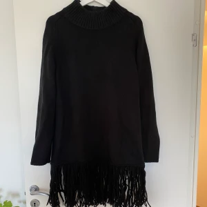 Tröja Arket  - Oversized tröja från Arket med fransar i 100% Ull