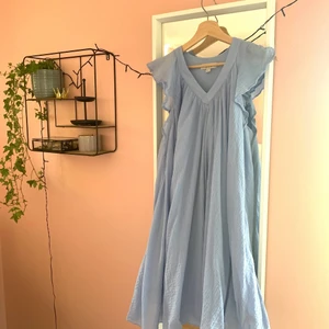 ljusblå klänning - en supergullig klänning från COS, köpt tidigare i år! passar perfekt till midsommar, skolavslutning eller studentfest ☀️ bara använd  en gång:) kan skicka eller mötas! frakt diskuteras 💗