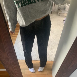 Lågmidjade långa kostymbyxor!  - Super bekväma och snygga lågmidjade kostymbyxor i bra skick!  Köparen står för frakt 💓