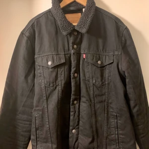 Jacka Levis sherpa - Levis sherpa svart , använd en halv säsong . Mycket fint skick strl xxl 