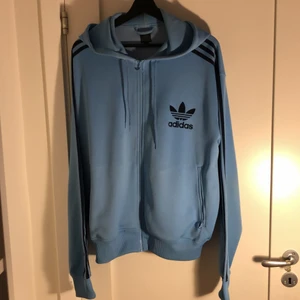 Vintage Adidas zip hoodie med luva - Cool Adidas vintage zip hoodie. Köpte från Domino vintage på Instagram. Storlek är lite osäkert men L skulle jag säga. 