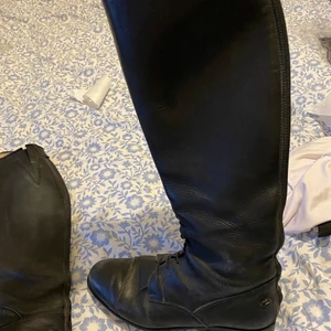 Grand Prix ridstövlar  - Säljer ett par Grand Prix ridstövlar i storlek 38 S. Dragkedjan på ena behövs bytas. Kom gärna med ett bud🥰