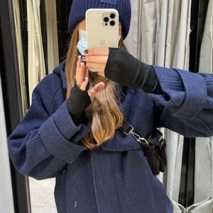 COS jacka marinblå - Hej! Jag säljer denna otroligt fina cos jacka i storlek S. Marinblå och använd max 5 gånger. Nyskick och otroligt tålig! Skriv för intresse! Slutsåld på nätet! DIREKTKÖP 2500kr. Budgivning i slutet av veckan, 36