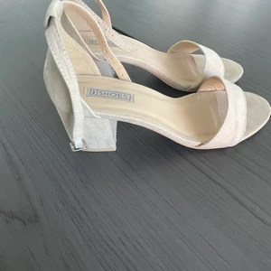 Beiga klackar  - Jätte bra skick. Använt fåtal gånger.