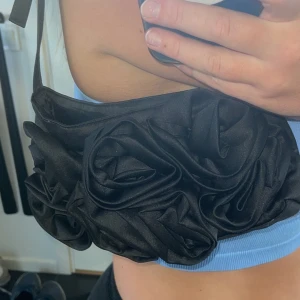 Väska med rosor  - Väska från monki med fin rosdetalj på framsidan, oanvänd