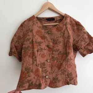 Vintage tröja med blommönster  - En vintage tröja jag köpt i Italien. Storleken är lite oklar men skulle säga att den passar som en S/M.