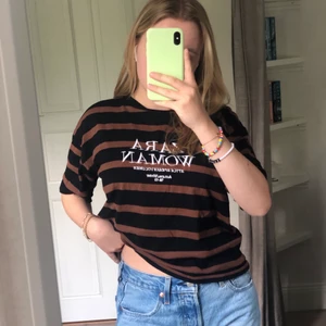 t-shirt från zara - t-shirt från zara. köpt här på plick men själv bara använt ett fåtal gånger. storlek s. 50kr + 39kr frakt