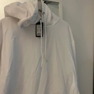 Oanvänd hoodie - Lapp kvar, helt oanvänd. 