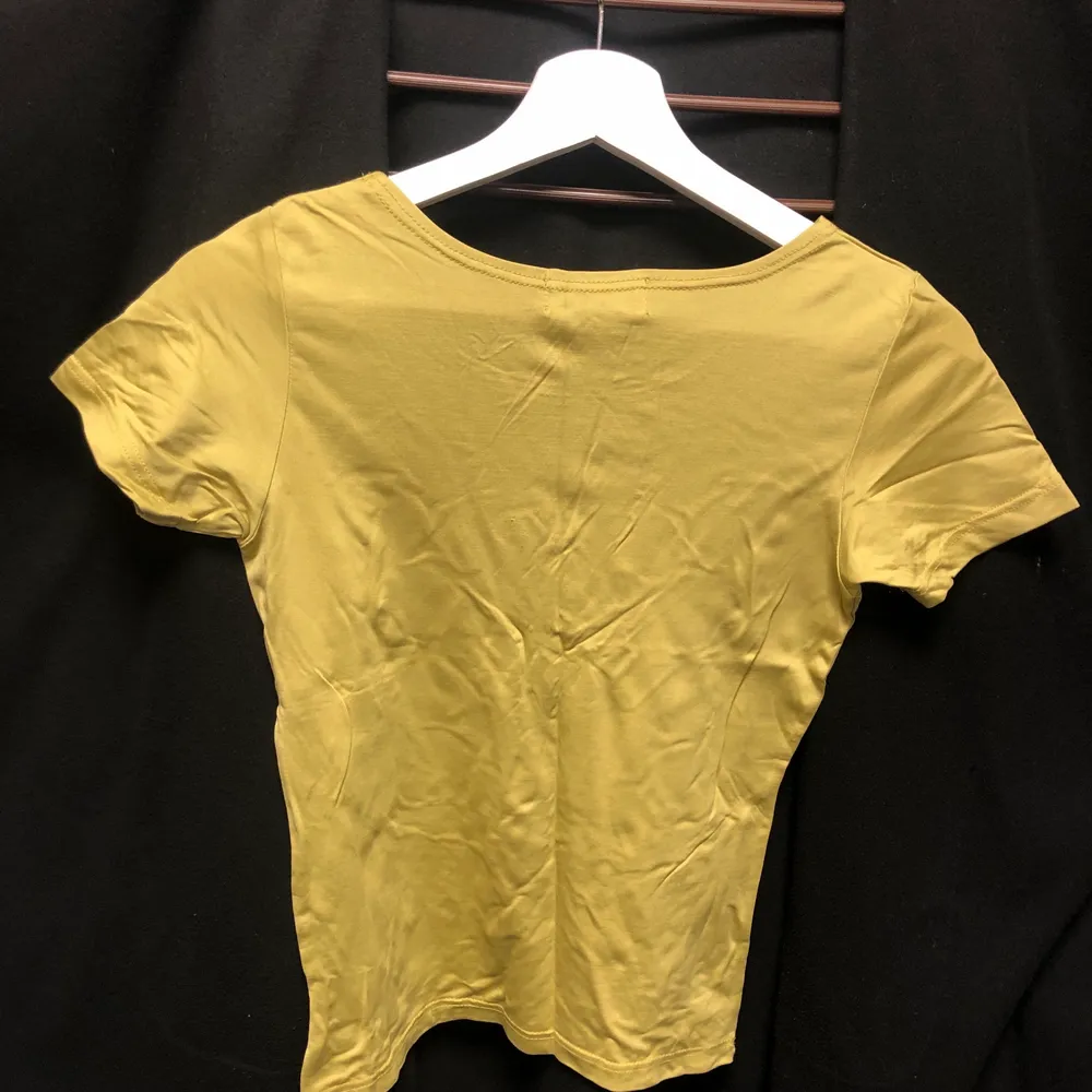 Dålig bild men en chartreuse grön inte gul. bra skick, oanvänd, från märket Jacqueline de Young. Storlek S. Köparen står för frakt. Bara att dm:a vid frågor❤️. T-shirts.