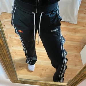 Byxor - Säljer dessa nästan oanvända Ellesse byxor, Jättesköna att ha på sig och går att knäppa upp knapparna som sitter på sidorna av byxan. Dem är lite för korta i midjan för min smak. Storleken är 32 och jag är 152 cm🤎