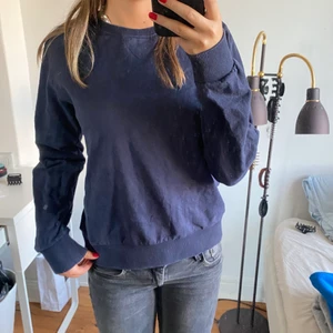 Marinblå tröja - Marinblå sweatshirt från maroy. I storlek 170/176 men skulle säga att den passar xs.