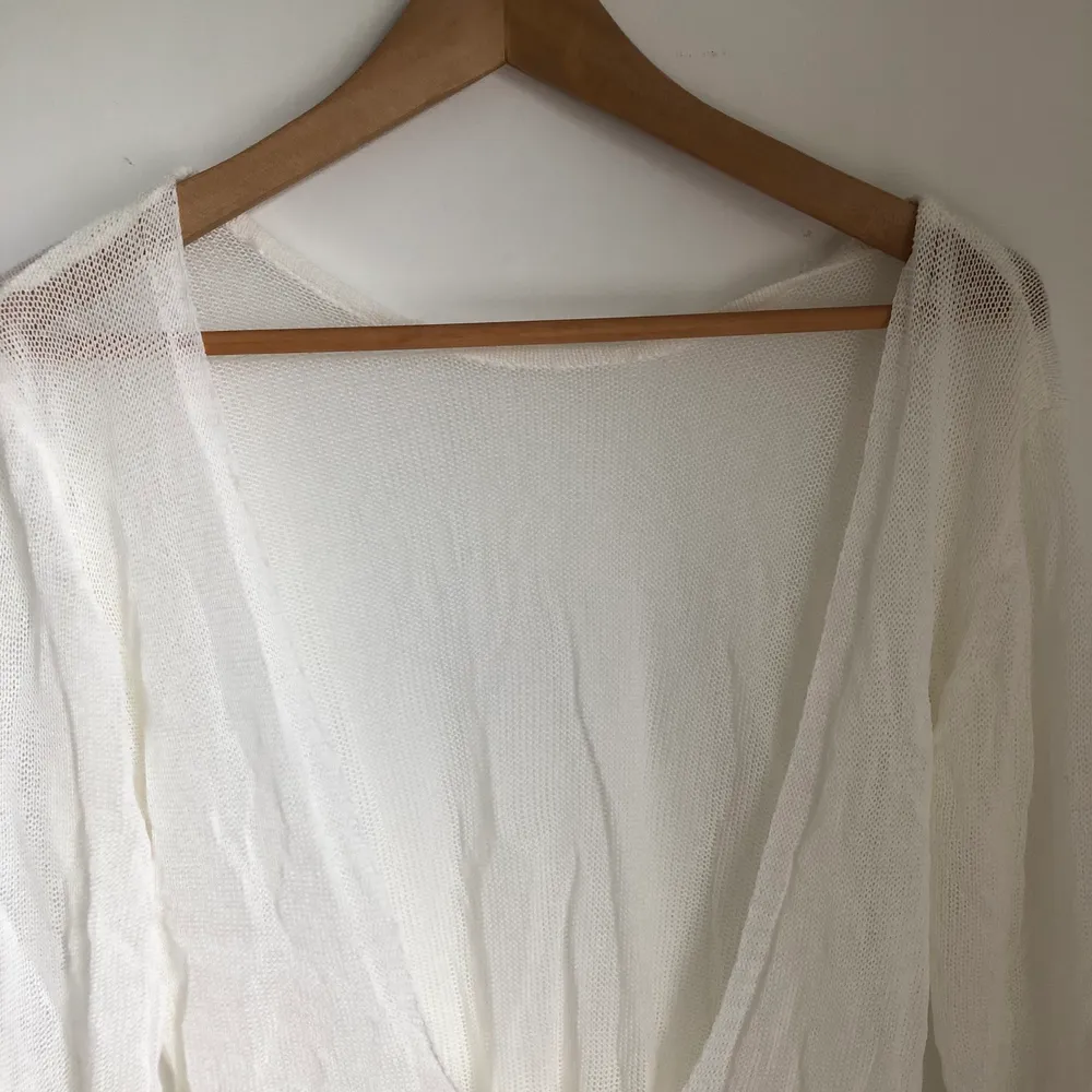 Säljer denna genomskinliga strandklänning då den inte kommit till användning! Så snygg med öppen rygg😁 . Klänningar.