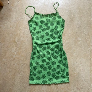 Klänning  - Grön klänning med blommor. Den e förstor för mig men kan nog fixa bild om nån vill ha. Kontakta om nån har frågor!!