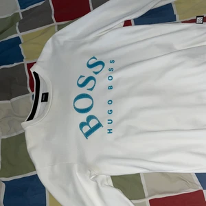 Hugo boss sweatshirt - Fin Boss sweatshirt, den är knappt använd, kanske 3-4 gånger så jag skulle kalla det nyskick. Storlek M och det finns även QR kod ifall man skulle få för sig att den ej är äkta. Men iallafall är det en väldigt fin tröja!