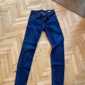 Acne jeans  - Acne jeans i modell ”Climb”, färg ”Dark Blue”   Storlek 26, längd 34  Knappt använda!   Säljes för 600 kr