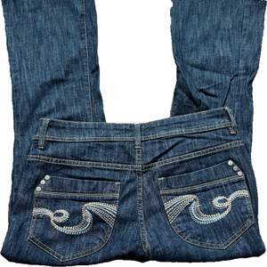 Jag säljer ett par mörkblåa låg midjade jeans med riktigt coolt tryck på bakfickorna. Jag kan mötas upp och frakta, köparen står då för frakten💕  