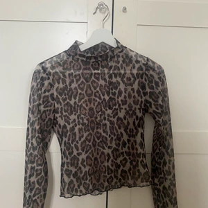 Fin leopard topp - Jättefin genomskinlig leopard tröja, storlek s!