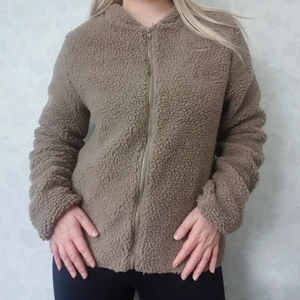 Aimn teddyjacka - Teddyjacka från märket Aimn. Använd typ 1 gång. Så gott som ny. Bild 1 visar hur den ser ut om ärmarna är vikta innåt. Bild 2 visar orginal längd. 