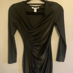 Klänning  - Figurnära klänning som formar kroppen smickrande 