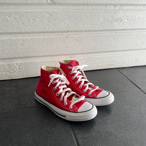 Röda converse ❤️ - Storlek 37 i nästan helt nyskick! 