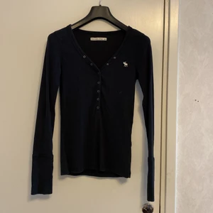 Svart långärmad - Söt svart långärmad tröja med små knappar, den är använd få gånger 