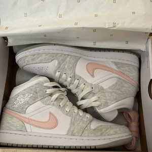 Jordan 1 - Air jordan 1, mid SE light iron ore (W). Använda 2/3 gånger inte creasade. Originella, box och extra snören medföljder. Köpta för 1650 och nya kostar runt 1800