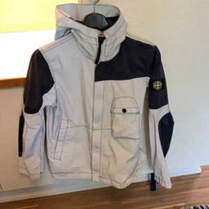 Stone Island junior jacka - Utmärkt skick, köpt på NK och är i stolen 14 years  Kan gå ner i pris vid snabbt köp 