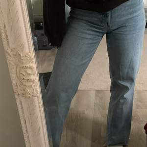 Säljer mina high waist jeans från zara i storlek 32, är 155 så har klippt av dom så dom passar mig i längd. Är i ett bra skick. OBS köparen står för frakten 