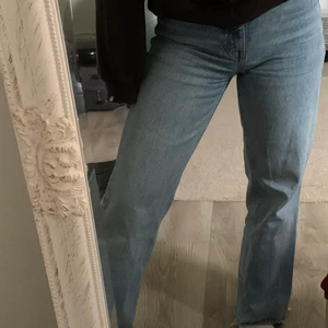 High waist jeans Zara  - Säljer mina high waist jeans från zara i storlek 32, är 155 så har klippt av dom så dom passar mig i längd. Är i ett bra skick. OBS köparen står för frakten 