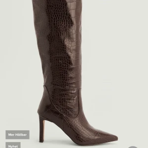 Spetsiga boots med löst skaft - Säljer dessa bästsäljande klackar från NA-KD, slutsålda i storleken 39, säljes pga kommer ej till användning. Endast provat. Ordinarie pris 879kr