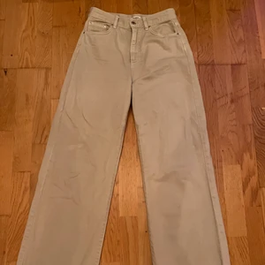Pull and bear jeans - Beiga jeans från pull and bear. Storlek 36 180kr+ ev frakt 