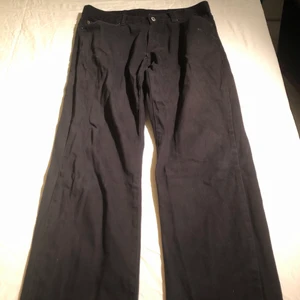 Mc Gordon - Svarta baggy jeans som jag köpta second hand förra året. Säljer dem då de inte kommer till användning, kan skicka fler bilder om önskas.
