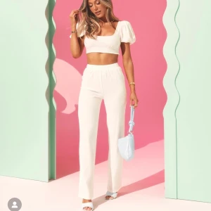 Bianca linnebyxor  - Säljer Biancas linnebyxor från kollektionen med Nelly🦋 Storlek 38 och är är nån cm för kort för mig som är 170🦋