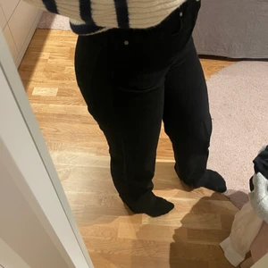 Jeans - Svarta jeans från madlady. Knappt använda o därför tvättade många gånger så den svarta färgen har inte ändrats 