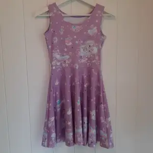 Pastellila klänning köpt på kawaii shop för några år sedan. Vet inte exakt vilken storlek men den är väldigt stretchig så skulle säga att det är en medium även om den nog passar small också. Ljuset i bilden är ganska svagt så den är ljusare i verkligheten