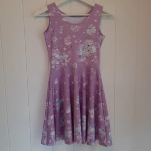 Kawaii pastellila klänning - Pastellila klänning köpt på kawaii shop för några år sedan. Vet inte exakt vilken storlek men den är väldigt stretchig så skulle säga att det är en medium även om den nog passar small också. Ljuset i bilden är ganska svagt så den är ljusare i verkligheten