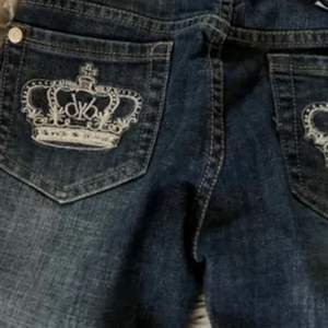 Söker ett par Victoria Beckham jeans i storlek 34 helst! Kostar helst under 500kr
