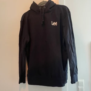 Lee Hoodie - Svarta hoodie från Lee. Nypris 800kr. Sparsamt använd. Storlek M