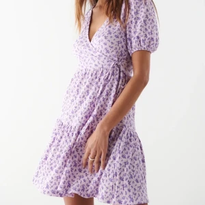 Klänning - Jättefin lila klänning från ginatricot med prislappen kvar. I storlek xs. Har ni frågor så tveka inte på att skriva!