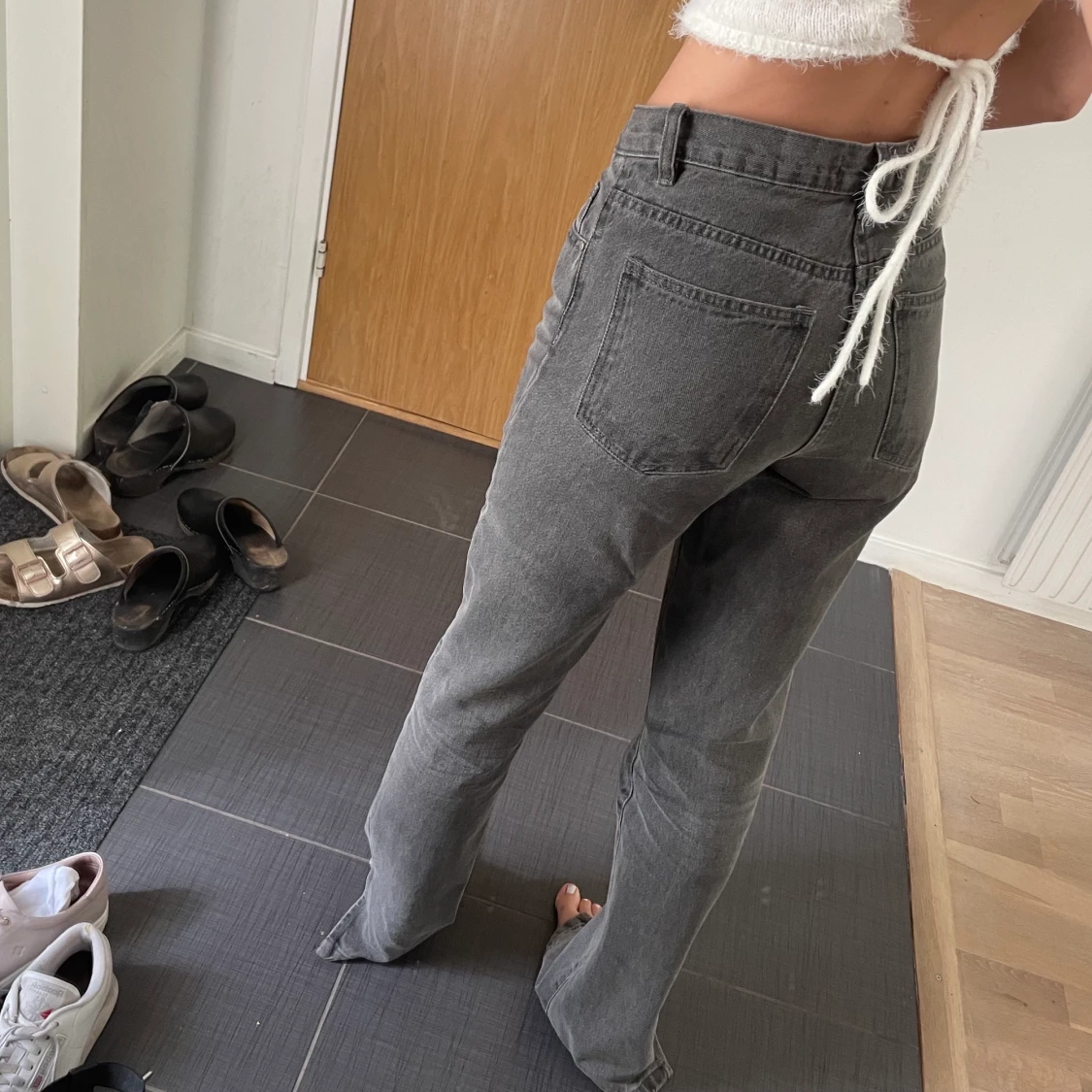 Gråa jeans med slits - 90