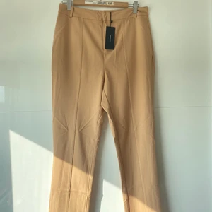 Helt nya kostymbyxor  - Säljer dessa snygga kostymbyxor, helt nya!!! Med prislapp kvar, nypris 399, från vero Moda. Andra bilden visar hur de sitter på, jag är en storlek S/M & dessa är en storlek L alltså är de för stora för mig ❤️‍🔥