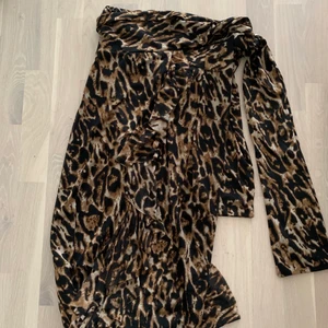 Leopard kjol  - Fin leopardkjol som man knyter i sidan. Från NA-KD i storlek S