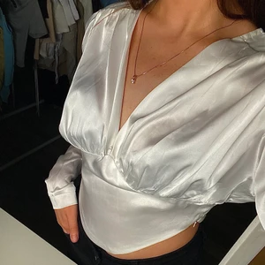 Vit blus - aldrig använd, köparen står för frakten 